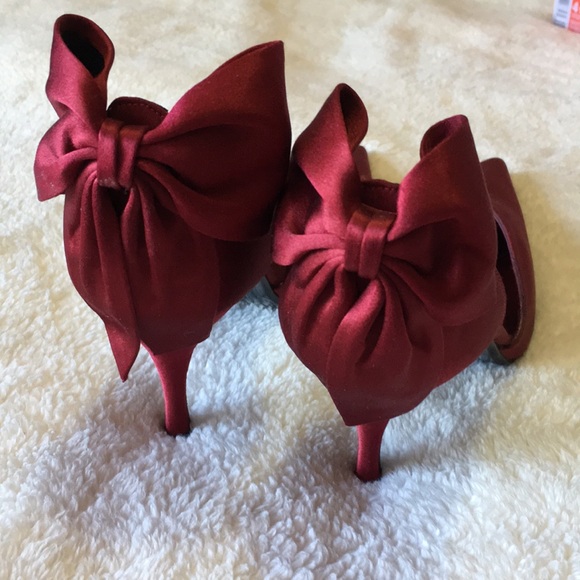 Stuart Weitzman NWOT red satin bow pumps - Picture 2 of 8